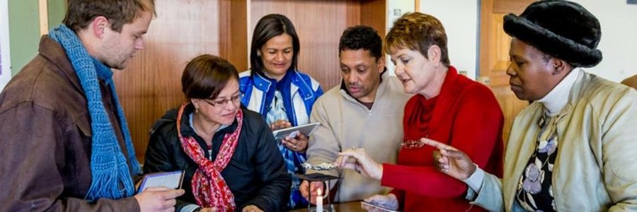 Vlnr is Lourens Bergh, Petronella Pekeur, Charlene Davey, Gareth Duraan, Jolette Bezuidenhout (Laerskool Gansbaai) en Soya Zukiswa. (Foto: Stefan Els)